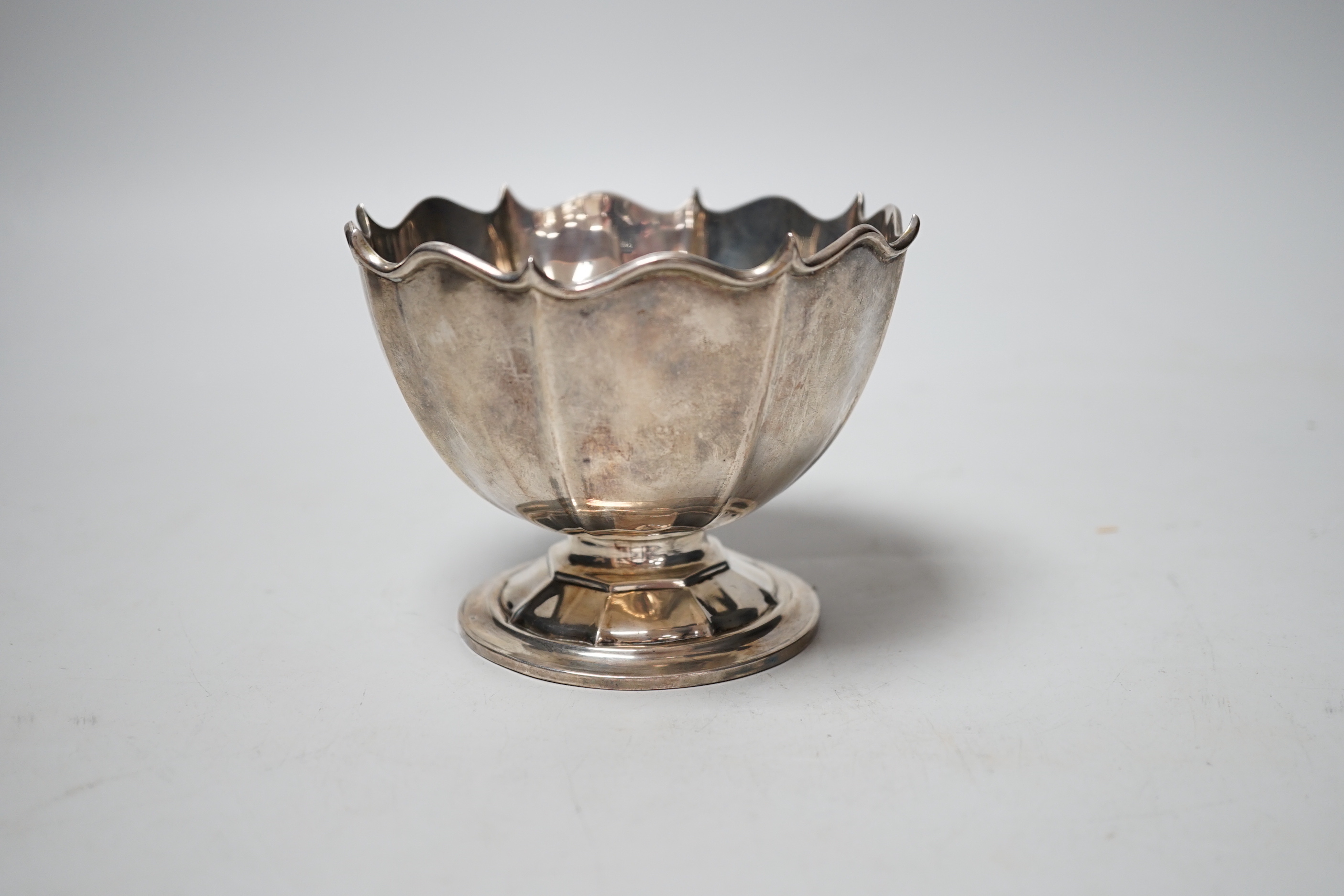 A small Mappin & Webb pedestal bowl, Sheffield, 1904, diameter 11.7cm, 112 grams.